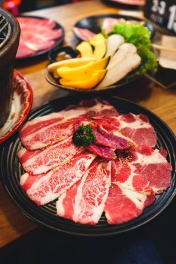 Restorandaki Brezilya usulü ızgarada ızgara sığır eti.