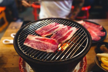 Restorandaki Brezilya usulü ızgarada ızgara sığır eti.
