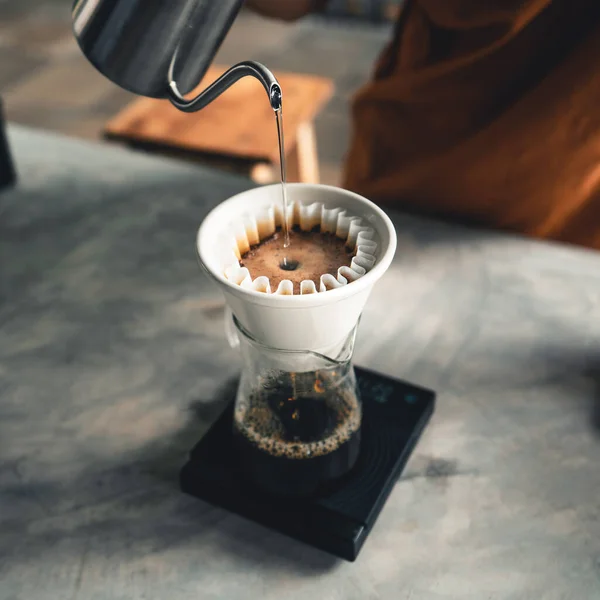 Tropfen Kaffee Barista Gießt Hause Wasser Auf Kaffeesatz Mit Filter — Stockfoto