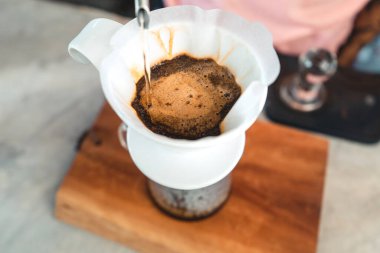 Damla kahve, barista kahve zeminine filtreli su dökme, kahve demleme.