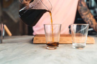 Barda bardağa kahve dolduran adam, fincana kahve dolduran adam.