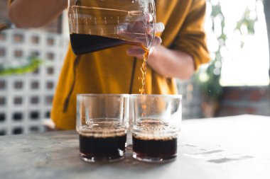 Damla kahve, barista kahve zeminine filtreli su dökme, kahve demleme.