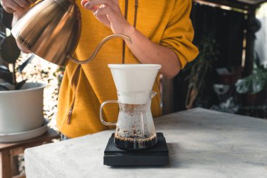Damla kahve, barista kahve zeminine filtreli su dökme, kahve demleme.