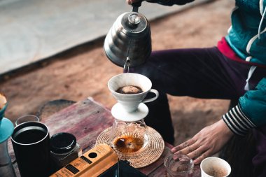 Damla kahve, barista kahve zeminine filtreli su dökme, kahve demleme.