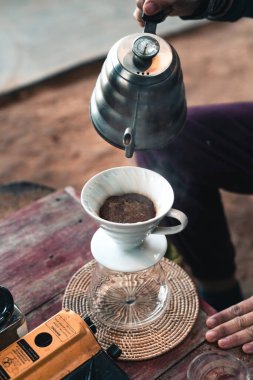 Damla kahve, barista kahve zeminine filtreli su dökme, kahve demleme.