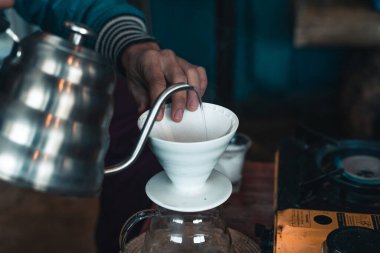 Damla kahve, barista kahve zeminine filtreli su dökme, kahve demleme.