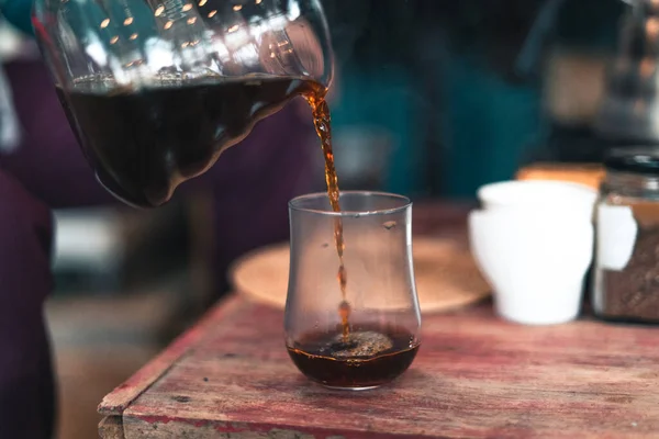 Tropfkaffee Barista Gießt Wasser Auf Kaffeesatz Mit Filter Brüht Kaffee — Stockfoto