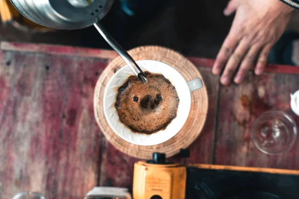 Café Goutte Goutte Barista Verser Eau Sur Café Moulu Avec — Photo