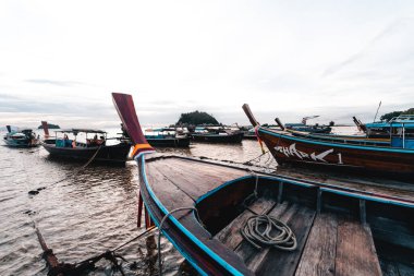 Uzun kuyruklu tekne sabah adaya demir attı.