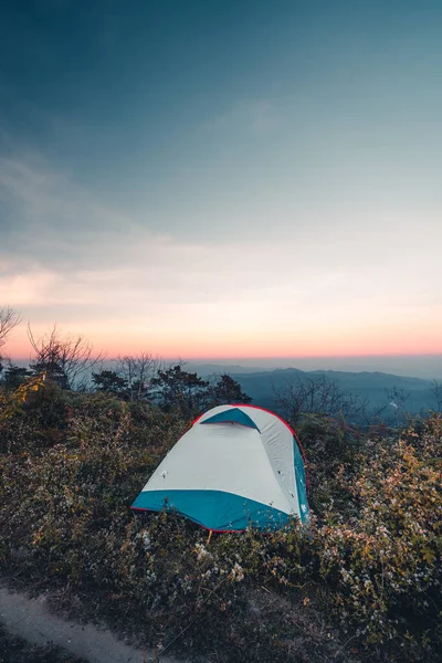 Camping Avonds Een Tent Berg Opzetten — Stockfoto