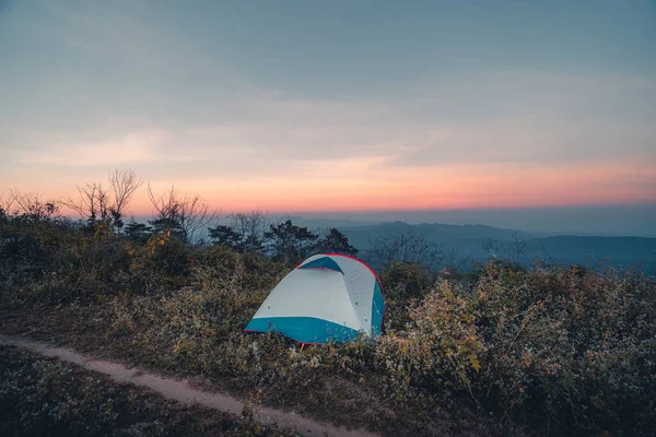 Camping Avonds Een Tent Berg Opzetten — Stockfoto