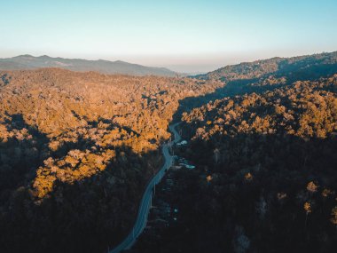  Gün batımı dağ manzarası ve gün batımı ışığı