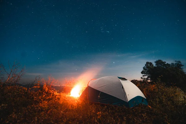 Campingplatser Och Lägereldar Natten — Stockfoto