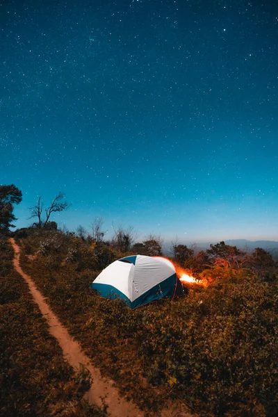 Campingplatser Och Lägereldar Natten — Stockfoto