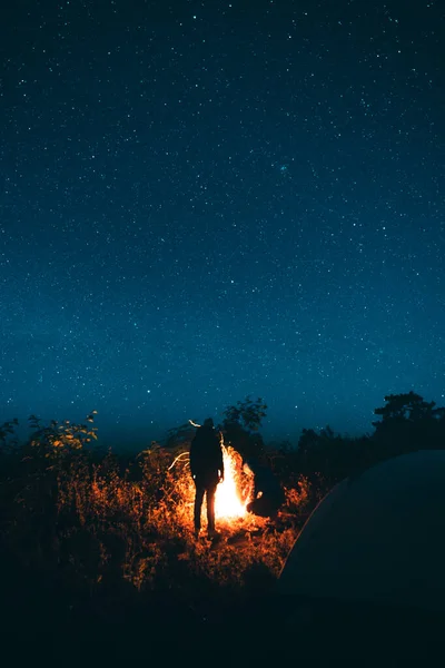 Campeggio Tenda Sotto Stelle Falò — Foto Stock