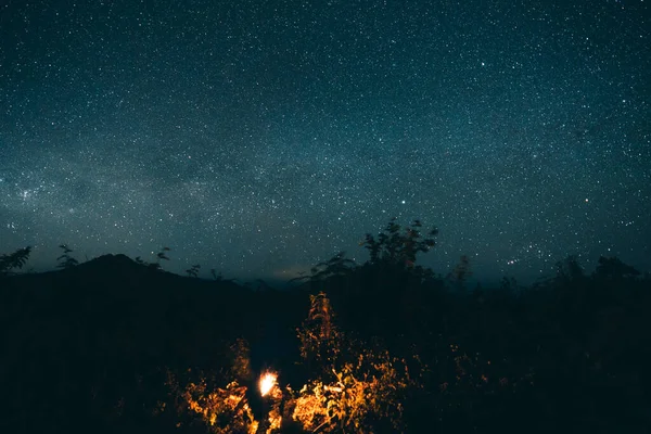 Campeggio Tenda Sotto Stelle Falò — Foto Stock