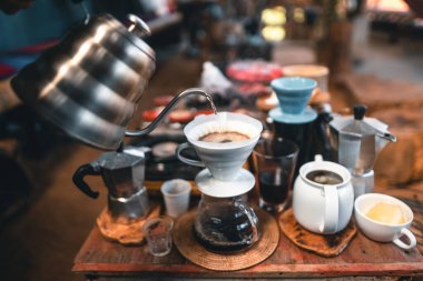 Kahveyi damlat, kahveyi bir kafenin masasına damlat..