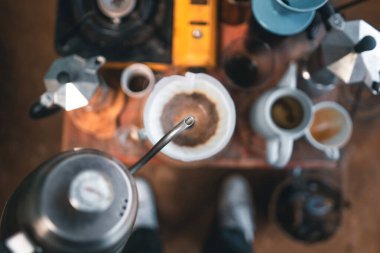 Kahveyi damlat, kahveyi bir kafenin masasına damlat..