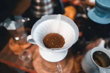 Kahveyi damlat, kahveyi bir kafenin masasına damlat..