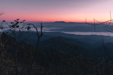 Sabahın erken saatlerinde, gün doğmadan önce...
