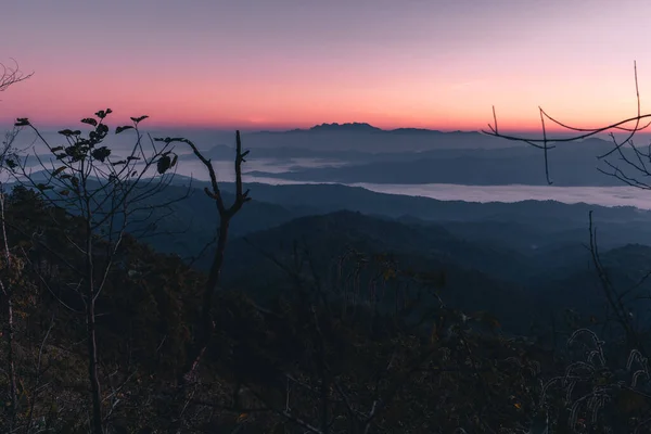 在日出前的清晨 山上的紫光 — 图库照片