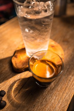 Makineden sıcak içecek espresso kahve.