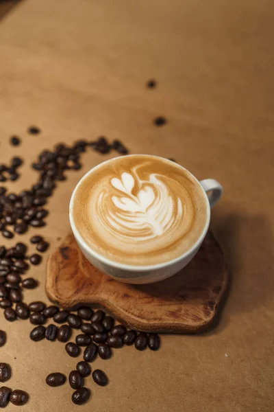 Kopi Latte Dalam Latar Belakang Coklat Cangkir — Stok Foto