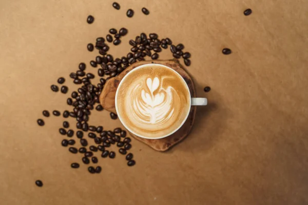 Kopi Latte Dalam Latar Belakang Coklat Cangkir — Stok Foto