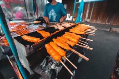 Acı soslu kızarmış tavuk ve marketin fırınında ızgara.