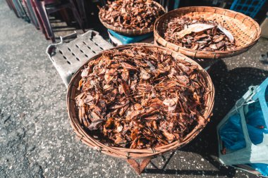 Bambu sepetinde kurutulmuş deniz ürünleri.