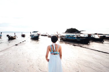 Kumsalda masalar ve sandalyeler, plajda dinlenmek plajın yanında dinlenmek için bir yer