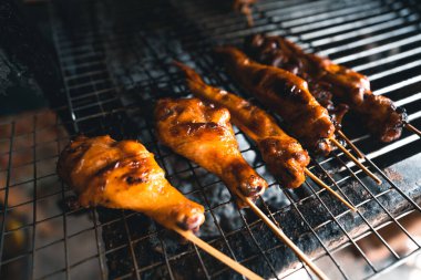 Fırında kızarmış tavuk. 