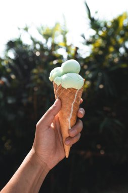Sıcak bir günde elinde dondurma. 