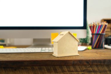 Evde masanın önünde para biriktiriyorum. 