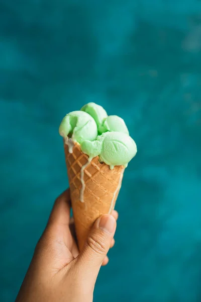 Мороженое Руке Жаркий День — стоковое фото