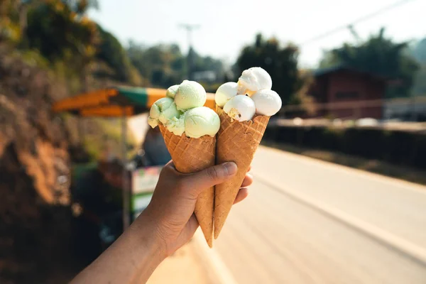 Lody Ręku Gorący Dzień — Zdjęcie stockowe