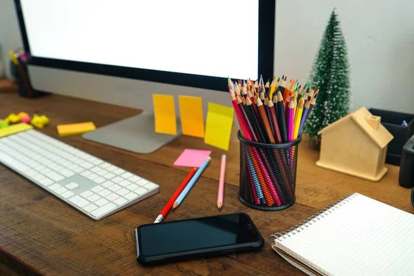 Kolorowe Ołówki Umieszczone Przed Biurkiem Domu — Zdjęcie stockowe