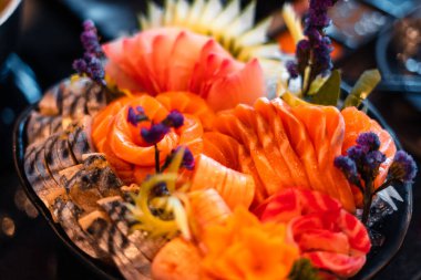 Restoranda tabakta balık sashimi. 