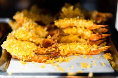 Restorandaki tepside karides tempura, kızarmış karides. 