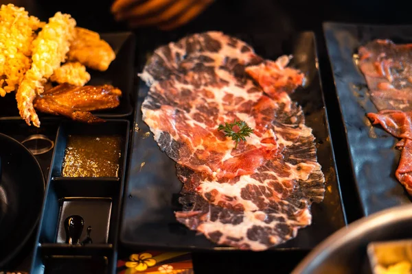 Rindfleischscheiben Auf Einem Schwarzen Teller Restaurant Shabu — Stockfoto