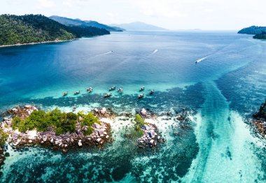 Uzun kuyruklu teknelerin tropikal deniz satunu, Tayland 'daki hava manzarası.