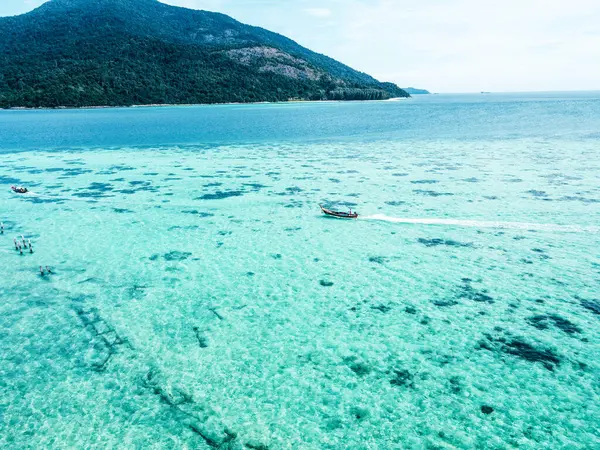 Una Playa Una Isla Tropical Azul Claro Lipe Tierra — Foto de Stock