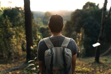 Dışarıdan bakan şapkalı bir gezgin.