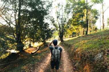 Dışarıdan bakan şapkalı bir gezgin.