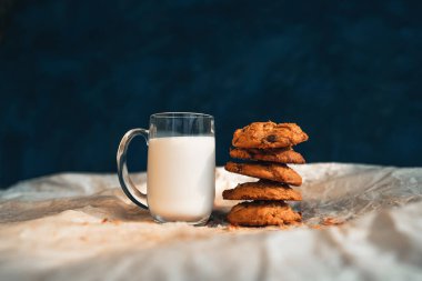 Sabahları kurabiye ve süt yığılmış kurabiyeler.
