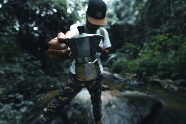 Moka Tenceresi Açık Orman Kampı elinde kahve demliği olan bir veranda. 