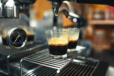 Evdeki makineden kahve yap, makineden kahve yap.