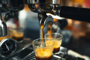 Evdeki makineden kahve yap, makineden kahve yap.