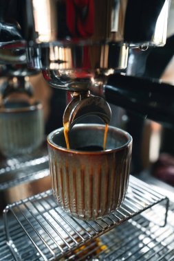 Evdeki makineden kahve yap, makineden kahve yap.