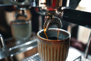 Evdeki makineden kahve yap, makineden kahve yap.